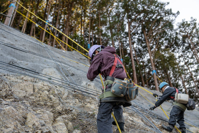 作業を行う2名のスタッフ