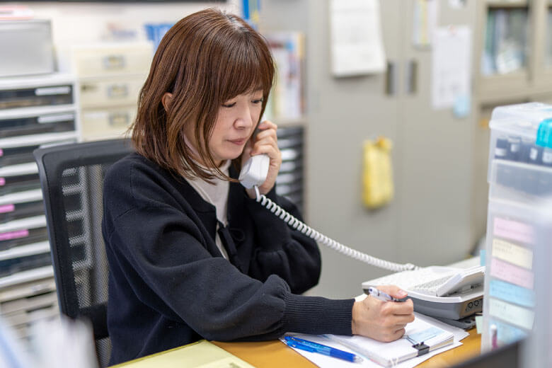 電話応対中のスタッフ