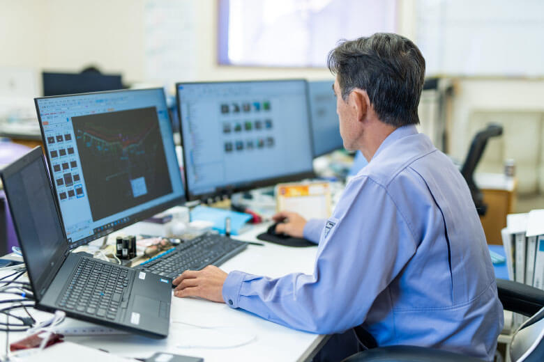 パソコンを操作するスタッフ